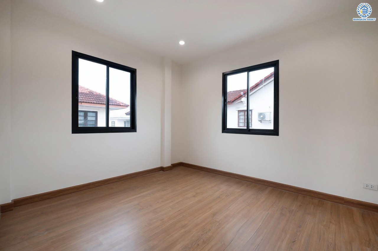 บ้านมือสองตกแต่งใหม่ คุณภาพแบรนด์ LH โครงการ ชลลดา บางบัวทอง เนื้อที่ 83 ตร.ว. ตกแต่งหรูหรา ฟังก์ชันจัดเต็ม 5 ห้องนอน 3 ห้องน้ำ จอดรถได้ 2 คัน พร้อม Facilities ครบ! บนทำเลคุณภาพ เชื่อมต่อได้หลายเส้นทาง ใกล้เซ็นทรัลเวสต์เกต และรถไฟฟ้า "สถานีบางพลู"